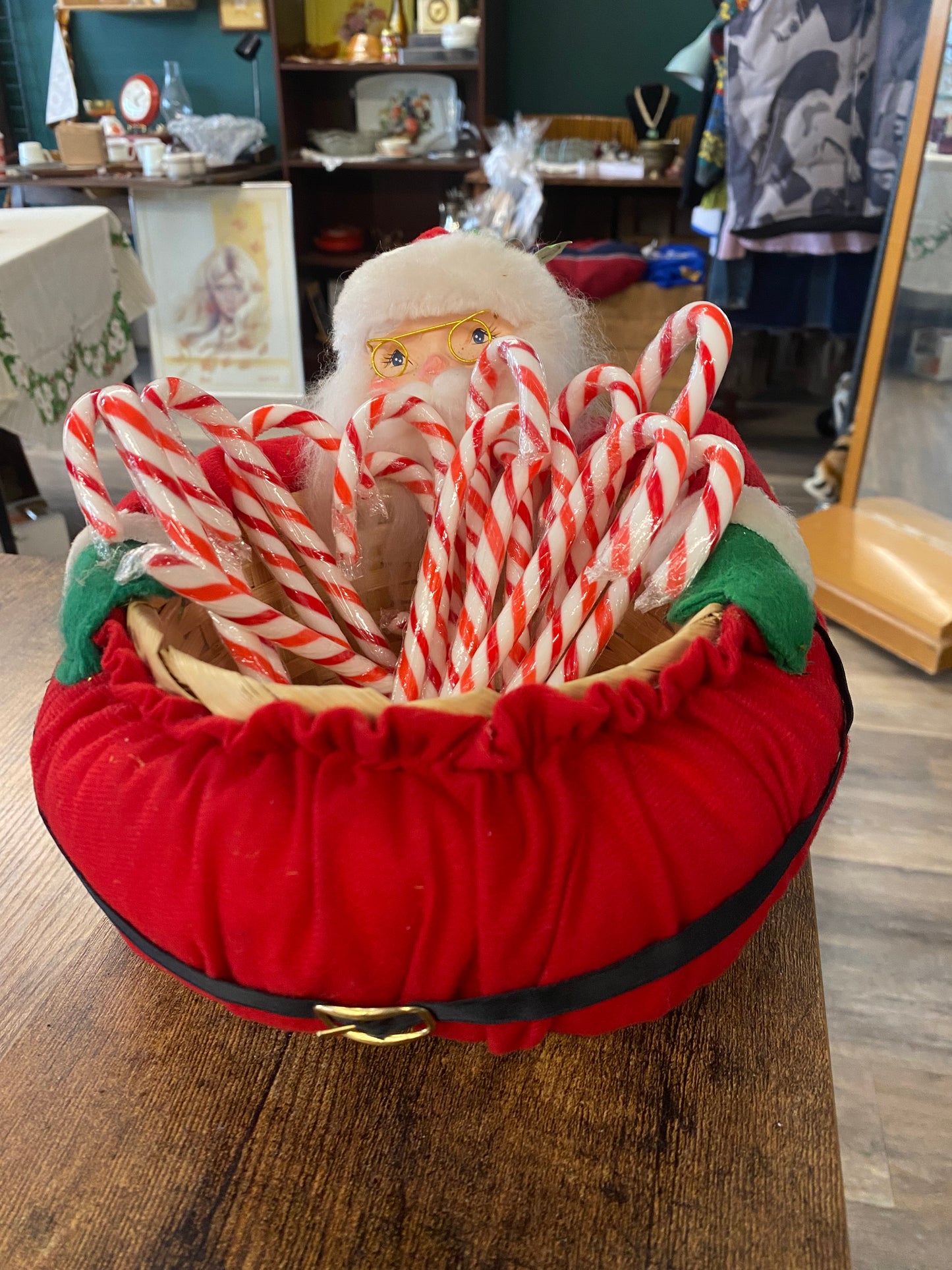 Santa Plant Basket with Wind Up MusicBox - Classic & Kitsch